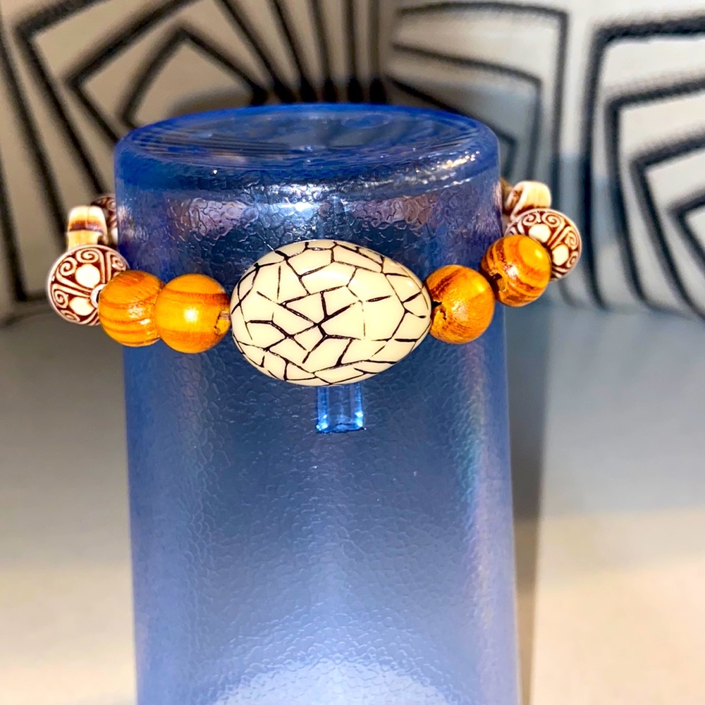Beaded elastic bracelet with vintage look, size medium.